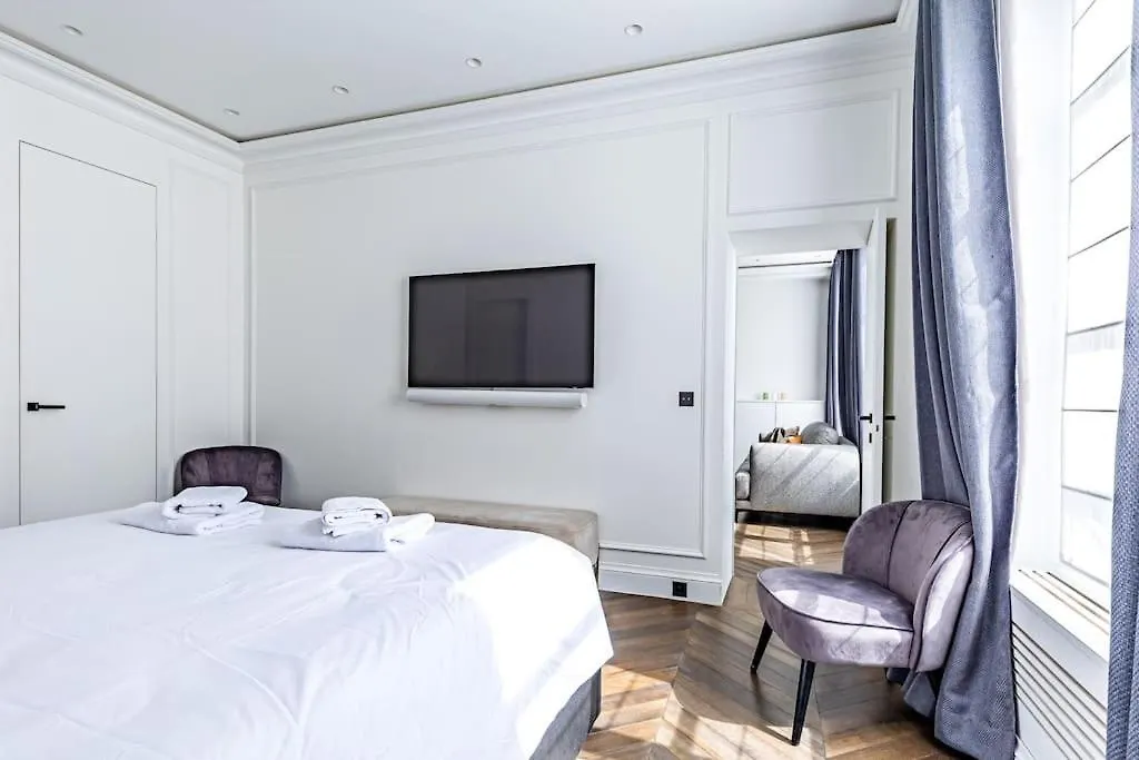 Elysees Gem 2-Bedroom Paris